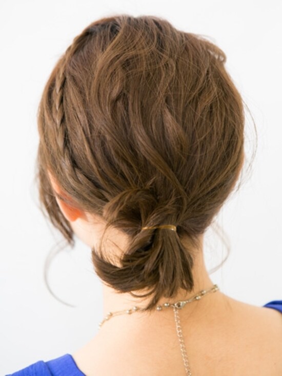 後ろでひとつに結ぶ