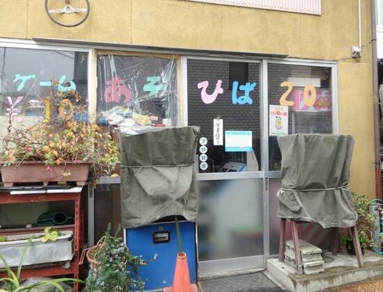 「営業は12時より」の貼り紙があった。