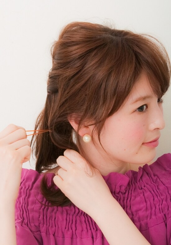 画像 7 30 ミディアムヘアに フェミニンなゆるアップスタイル 結婚式 パーティーヘアアレンジ All About