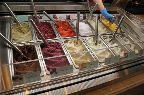 ジェラート　カップでの販売。ダブル　500円／トリプル　600円