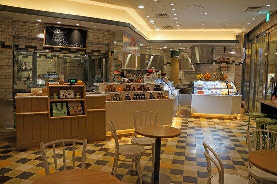 店内写真　イートインスペースもある広々とした店内