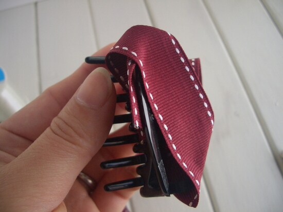 金具部分を覆っていく