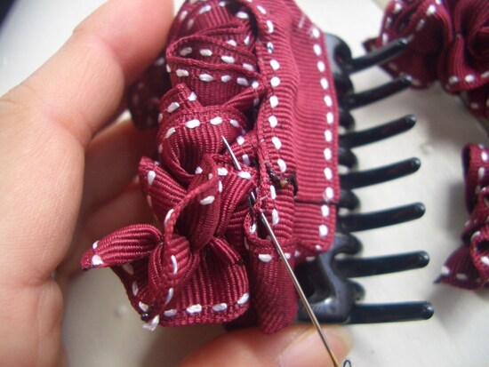 本体に縫い留める