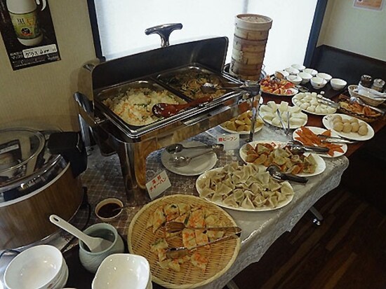 楽楽屋 池袋2号店 料理のブッフェ台