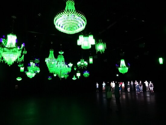 シンガポール国立博物館での展示風景　手前）Ken + Julia Yonetani（日本人＋オーストラリア）《Crystal Palace: The Great Exhibition of the Works of Industry of all Nuclear Nations.》、奥）NGUYEN TRINH THI（ベトナム）《Unsubtitled》