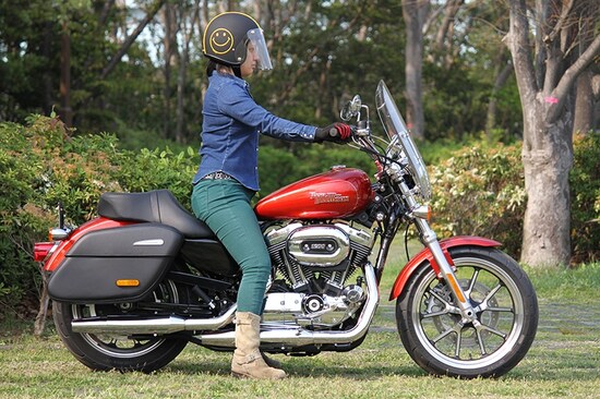 身長160cm未満の女性ライダーがまたがった際の足着き