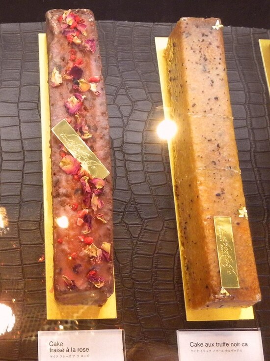 「リベルターブル」の「ケイク フレーズ ア ラ ローズ」（税込2376円）、「ケイク オトリュフ ノワール カルヴァドス」（税込2592円）