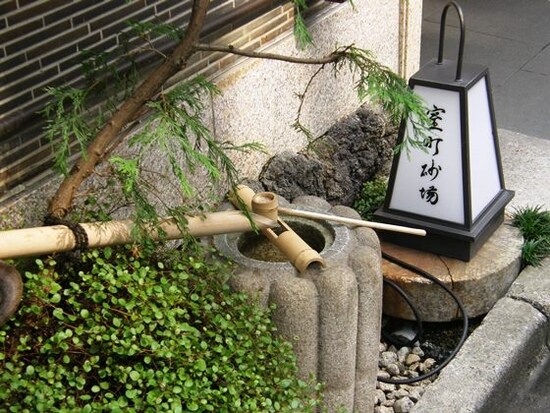 創業時の名前は「石町砂場」、戦後の町名変更で「室町砂場」に