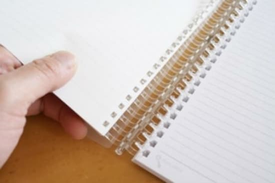 解体したコクヨ　キャンパスノートの紙はご覧のとおり「ツイストリング・ノート」のリングにセットできた