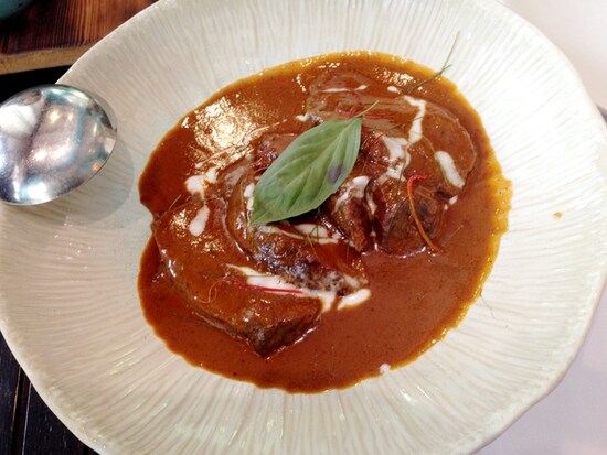 豚薄切り肉のサラダ。最近よく見かける食用花を散らすトレンドはここから!?