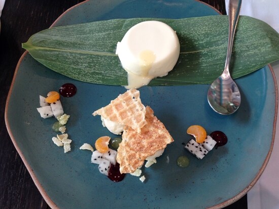 レモングラス風味のパンナコッタ。タイをリスペクトしたデザートが他にも揃う