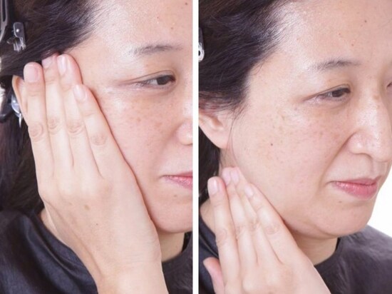 手のひら全体で頬のシワを伸ばす