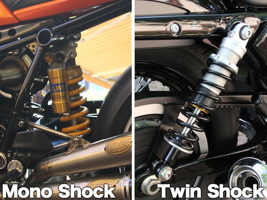 左側が一本型のモノショック、右側が左右に一本ずつ備えられるツインショック