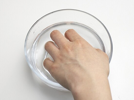 指先をお湯につけて甘皮を柔らかくする