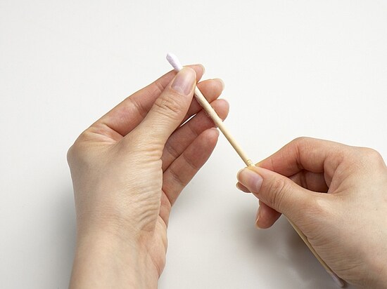 くるくると巻きつけて指で押さえる