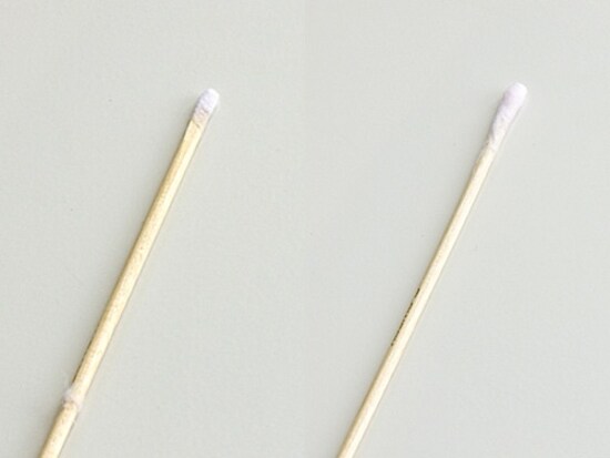 （左）薄めに巻いたコットンスティック、（右）厚めに巻いたコットンスティック