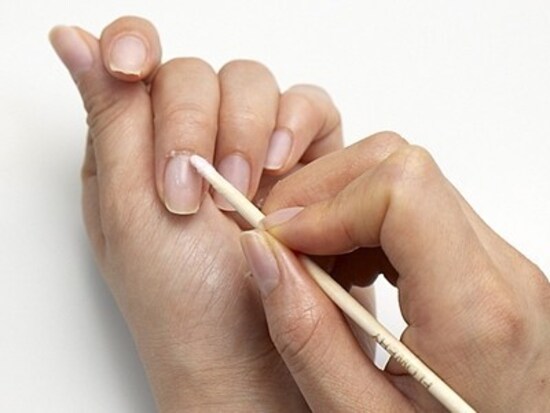 甘皮・ルーズスキンのお手入れ方法3：コットンスティックで甘皮を押し上げる