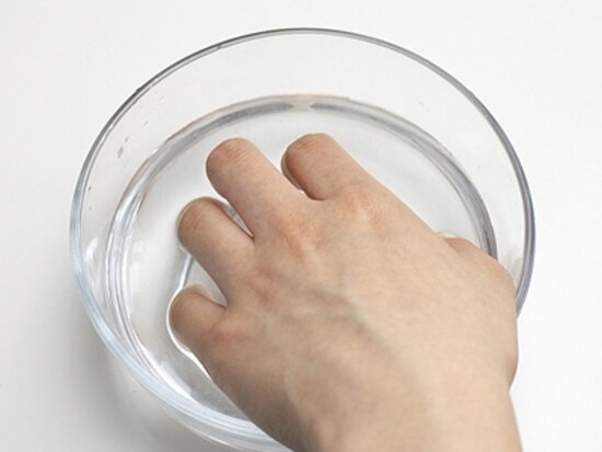 甘皮・ルーズスキンのお手入れ方法2：指先をお湯につけて甘皮を柔らかくする