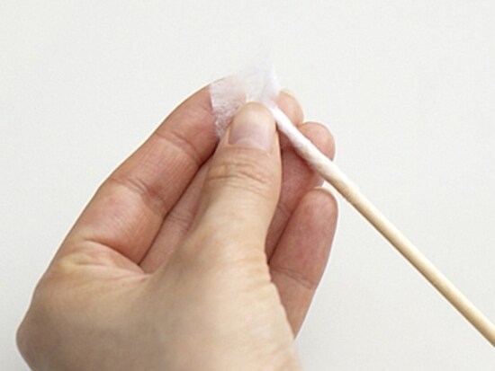 コットンスティックの作り方2：スティックにコットンをくるくると巻きつけて指で押さえる
