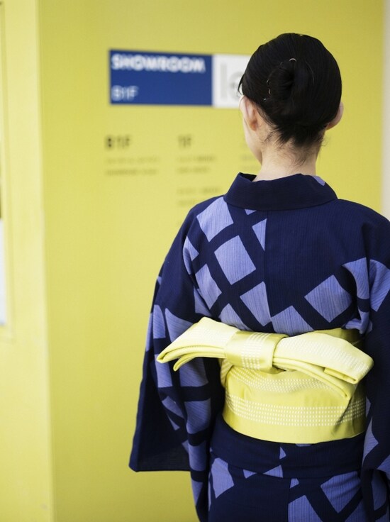 2014年awaiオリジナル浴衣と半幅帯の浴衣コーディネート（後姿） 浴衣：70,000円(税別/仕立込)　長尺半幅帯：23,000円(税別/仕立済)