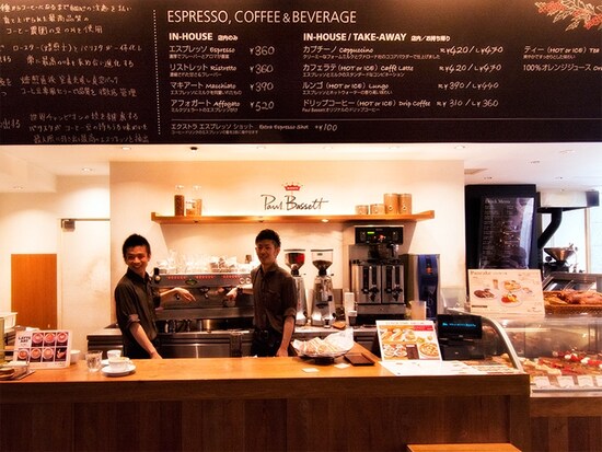 ポールバセット新宿店カウンターにて、佐々木修一バリスタ、鈴木清和バリスタ