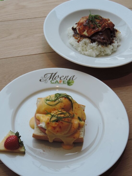 「モエナカフェ」の「モエナスペシャルロコモコ」（税別1,680円）と「スモークハムのエッグベネディクト」（税別1,400円）
