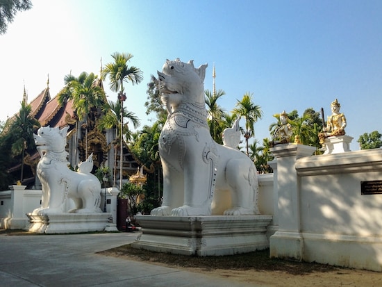 タイ北部チェンライの寺院で見つけた巨大なシンハー