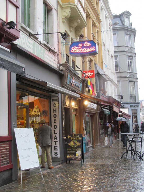 ピンクのネオンサインで見つけよう