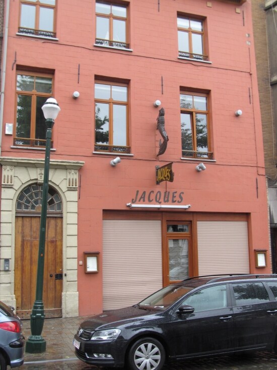 ピンクの壁が目印