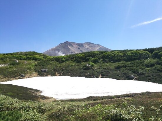 姿見駅の前から望む旭岳