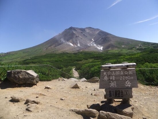 第一展望台から望む旭岳