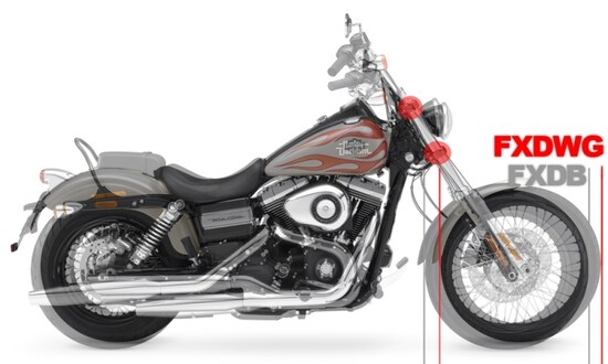FXDBストリートボブと画像を重ねてみる。フレームを軸とした基本設計は同じながら、トップブリッジ（赤い丸のところ）を加工してフロントフォークを前に突き出しているため、車体はワイドグライドの方が長い。