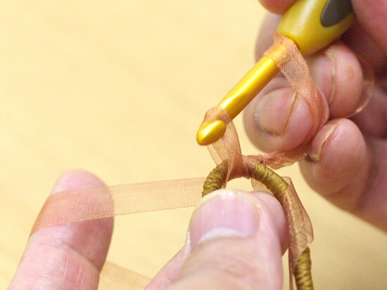 画像 8 18 オーガンジーリボンのシュシュの作り方 編み物 All About