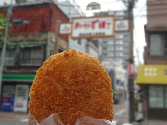 中はコロッケとコーン