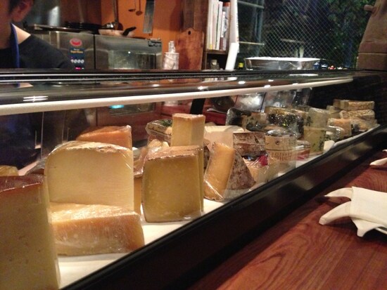 寿司ネタケースに並ぶチーズたち。このカウンター席からの眺めは、チーズ好きにはたまらない。