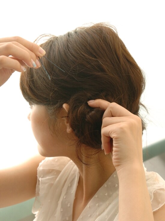 画像 6 14 三つ編みアレンジのまとめ髪 ミディアムヘアも簡単おしゃれ ヘアアレンジ All About 画像 6 14 三つ編みアレンジのまとめ髪 ミディアムヘアも簡単おしゃれ ヘアアレンジ All About