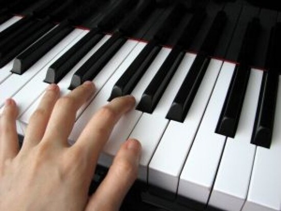 鍵盤と手の写真