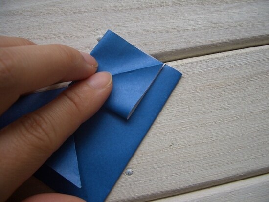 つぶすようにして折りたたむ