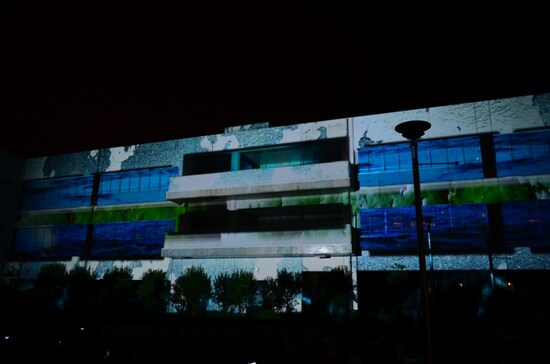 建物の形状に合わせた映像