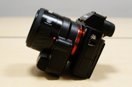 α7にミノルタ AF50mm F1.7を付けた例