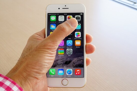 iPhone 6を持った様子