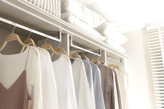 クローゼットを活用して、服やバッグを効率よく収納しましょう