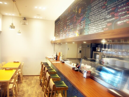 洗練されたデザインの店内