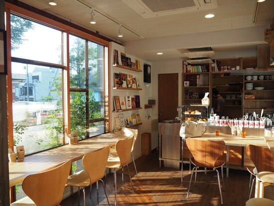木の温もりと日光の温かさが感じられる店内