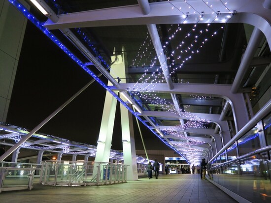 パシフィコ横浜の玄関口「クイーンモール橋」はイルミネーションの下を歩いて通れます