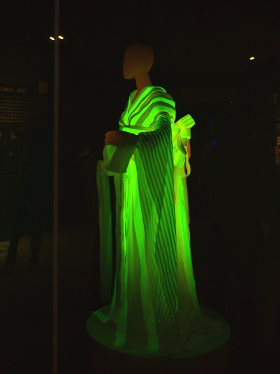 光るシルクで作った舞台衣装