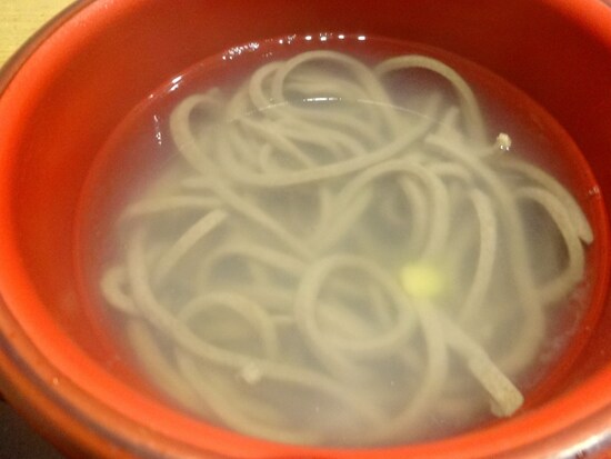 釜あげうどんのようなスタイルでいただくお蕎麦