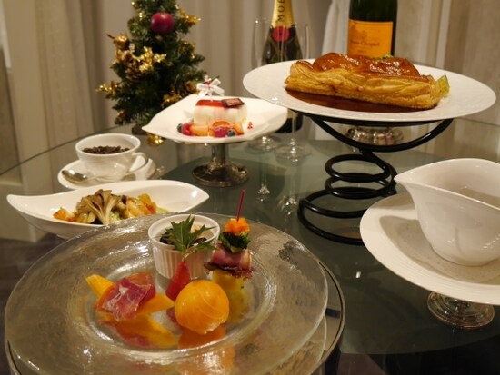 部屋で食べるスペシャルディナー