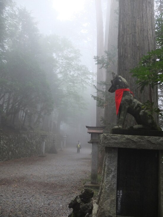 霧に包まれた三峯神社境内
