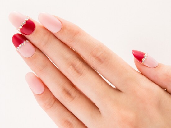 ストーンをシンプルに並べてエレガントに